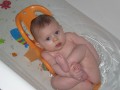Elya dans son bain essaye d'attraper ses pieds - 015 * 1024 x 768 * (69KB)